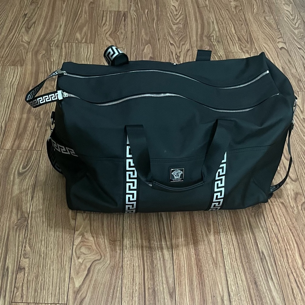 Barely used extra large duffle bag. Like new condition. No damages.